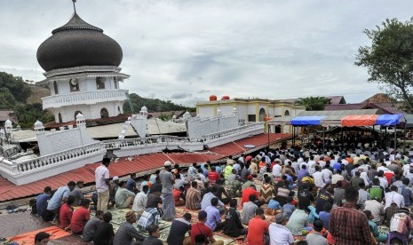 Sejumlah warga bersiap melaksanakan salat Jumat di halaman Masjid Jamik Quba, Pidie Jaya, Aceh, Jumat (9/12). 