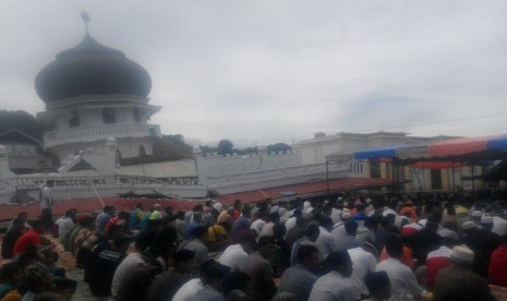 Sejumlah warga bersiap melaksanakan shalat Jumat di halaman Masjid Jamik Quba, Pidie Jaya, Aceh, Jumat (9/12). 