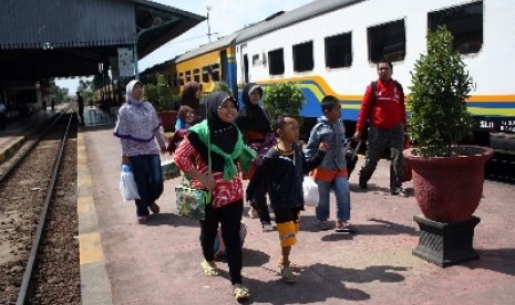 DAOP 7 Madiun Tiadakan Penjualan Langsung Tiket Kereta Lokal. Sejumlah warga bersiap naik Kereta Brantas menuju Jakarta di Stasiun Kota Kediri, Jawa Timur.