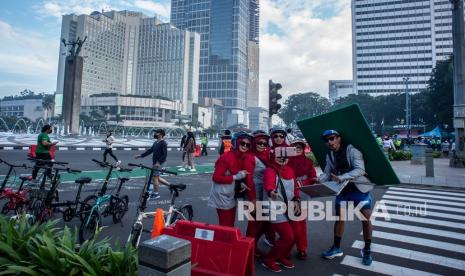 Sejumlah warga berswafoto di kawasan Bundaran HI, Jakarta, Ahad (27/3/2022). Mobilitas masyarakat di luar rumah kembali mengalami kenaikan selama Maret 2022 setelah sebelumnya mengalami penurunan di bulan Februari akibat peningkatan kasus Covid-19 varian Omicron.Kepala BPS, Margo Yuwono menyampaikan, aktivitas masyarakat di tempat perdagangan ritel dan rekreasi pada Maret 2022 mencapai 6,62 persen lebih tinggi sebelum pandemi.