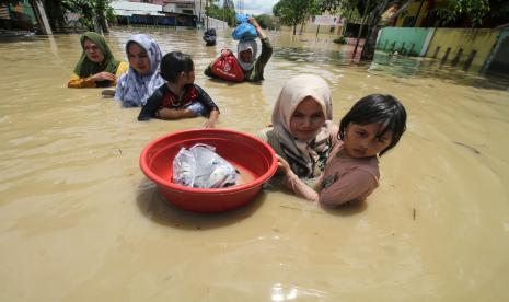 Sejumlah warga berusaha melintasi banjir di Lhoksukon, Aceh Utara, Aceh. (Ilustrasi)