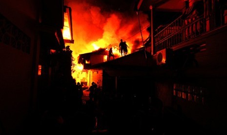 Sejumlah warga berusaha memadamkan api yang menghanguskan kawasan padat penduduk di Jalan Baru Kecamatan Nusaniwe, Ambon Jumat (31/10) malam.