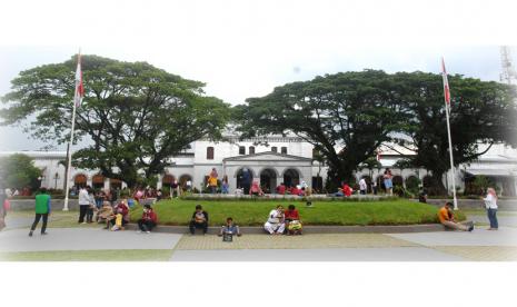 Sejumlah warga berwisata di Alun-Alun Kota Bogor, Jawa Barat. Alun-Alun Kota Bogor akan menjadi tempat peringatan hari jadi, lalu lintas direkayasa.