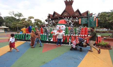 Sejumlah warga berwisata di Dunia Fantasi, Ancol, Jakarta, Sabtu (1/1/2022). Libur tahun baru 2022 banyak dimanfaatkan warga ibukota dengan mendatangi beberapa lokasi wisata bersama keluarga.