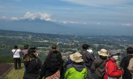 Sejumlah warga berwisata di kawasan wisata Bukit Paralayang, Puncak, Kabupaten Bogor, Jawa Barat, Sabtu (30/10/2021). PHRI memprediksi tingkat hunian hotel bisa mencapai 70 persen saat libur Natal dan Tahun Baru.