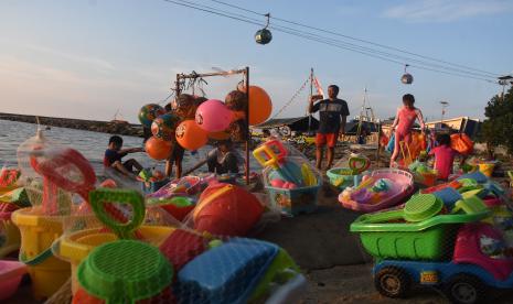 Sejumlah warga berwisata di Pantai Ancol, Jakarta, Sabtu (18/6/2022). Manajemen Taman Impian Jaya Ancol menyediakan total 20 ribu tiket gratis masuk Ancol pada 3 Februari 2023 untuk direservasi mulai Senin (30/1/2023) sampai Kamis.