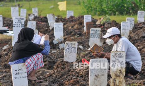 Sejumlah warga berziarah di area pemakaman khusus COVID-19 di TPU Mangunjaya, Tambun, Kabupaten Bekasi, Jawa Barat, Selasa (22/6/2021). Menurut data pengurus TPU Mangunjaya hingga Mei 2021 telah memakamkan 1.023 jenazah kasus postif COVID-19.