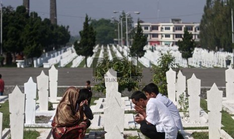   Sejumlah warga berziarah ke makam keluarganya di Taman Makam Pahlawan Cikutra, Bandung, Kamis (8/8).