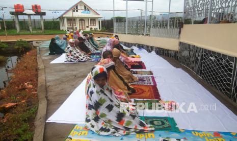 Sejumlah warga binaan melaksanakan shalat Idul Fitri 1442 H di Lapas Perempuan Kelas IIA Pontianak di Kabupaten Kubu Raya, Kalimantan Barat, Kamis (13/5/2021). Sebanyak 112 warga binaan di Lapas Perempuan Kelas IIA Pontianak mendapatkan remisi khusus Idul Fitri 1442 Hijriah. 