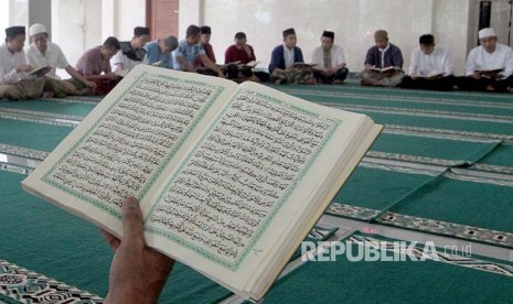 Ilustrasi. Sejumlah warga binaan melakukan ibadah ramadhan dengan membaca Alquran di Lapas. 100 Napi Lapas Semarang Ikuti Pesantren Kilat Ramadhan