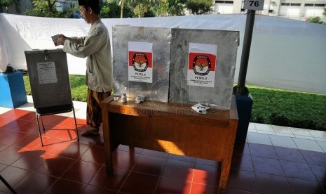 A voter cast his vote in ballot booth in Jakarta on Wednesday.