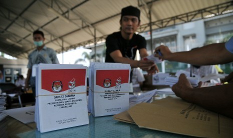 Sejumlah warga binaan menggunakan hak suaranya pada Pilpres 2014 di Tempat Pemungutan Suara (TPS) dalam Rutan Cipinang, Jakarta, Rabu (9/7).