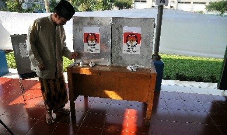 Sejumlah warga binaan menggunakan hak suaranya pada Pilpres 2014 di Tempat Pemungutan Suara (TPS) dalam Rutan Cipinang, Jakarta, Rabu (9/7).