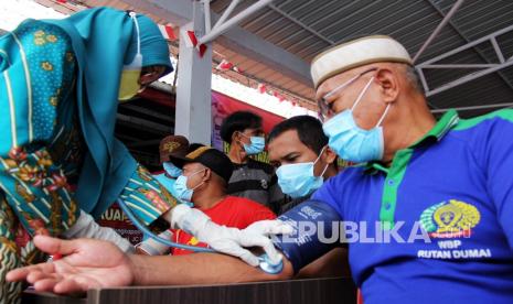 Sejumlah warga binaan menjalani pemeriksaan kesehatan untuk mendapatkan vaksin COVID-19 Moderna di Rumah Tahanan Negara (Rutan) Kelas IIB Dumai, Riau, Kamis (23/9/2021). Sebanyak 300 orang warga binaan di rutan tersebut mendapat vaksinasi COVID-19 Moderna dan sebanyak 414 orang sudah mendapatkan vaksinasi Sinovac dosis kedua. 