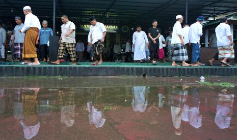 Sejumlah Warga Binaan Pemasyarakatan (WBP) berjalan keluar masjid usai mengikuti doa dan zikir di Lembaga Pemasyarakatan (Lapas) Kelas IIA UPT Kanwil Kemenkumham di Kota Gorontalo, Gorontalo, Sabtu (30/7/2022). Lapas Gorontalo Gencarkan Pembinaan Agama Selama Ramadhan