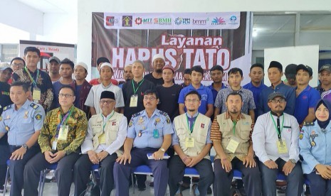  Sejumlah warga binaan pemasyarakatan (WBP) Kelas 1 Kedungpane, Semarang, yang mengikuti layanan Hapus Tato Gratis, di lingkungan lapas setempat.