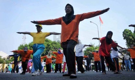 Sejumlah Warga Binaan Sosial (WBS) lanjut usia melakukan senam bersama di Panti Tresna Werdha Budi Mulya 3 , Jakarta Timur, Selasa (23/9).(Republika/Rakhmawaty La'lang).