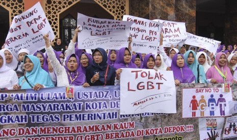 Sejumlah warga dan alim ulama melakukan aksi penolakan keberadaan LGBT di depan Masjid Al Ishlah, Depok, Jawa Barat, Rabu (15/1/2020). 