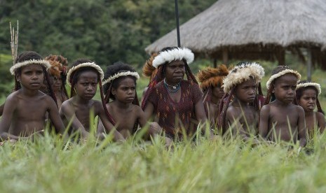 Sejumlah warga dan anak-anak suku pedalaman Papua berkumpul untuk mengikuti acara Festival Budaya Lembah Baliem.