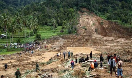 Sejumlah warga dan anggota TNI berada di lokasi longsor untuk mencari korban yang masih tertimbun di Daerah Kapuang Dadok, Nagari Sungai Batang Kecamatan tanjung Raya, Kabupaten Agam, Sumbar, Ahad (27/1). (Antara/Arif Pribadi)