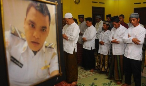 Sejumlah warga dan keluarga dari korban penyanderaan, Bayu Oktavianto, melakukan salat hajat atas berhasilnya pembebasan korban sandera kelompok Abu Sayyaf di Miliran, Delanggu, Klaten, Jawa Tengah, Minggu (1/5).