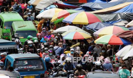 Sejumlah warga dan kendaraan memadati jalan di kawasan Pasar Kebon Kembang, Kota Bogor, Jawa Barat, Ahad (9/5/2021). Pasar tradisional milik Perumda Pasar Pakuan Jaya Kota Bogor tersebut mulai dipadati warga yang berbelanja untuk kebutuhan jelang Hari Raya Idul Fitri 1442 H.