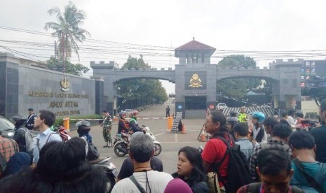 Sejumlah warga dan media terlihat menunggu bebasnya mantan Gubernur DKI Jakarta, Basuki Tjahaya Purnama atau Ahok di depan pintu utama Mako Brimob, Depok