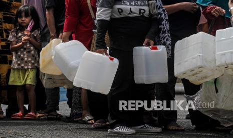 Sejumlah warga dan pedagang mengantre membeli minyak goreng murah (ilustrasi)