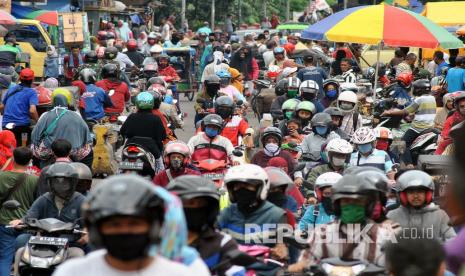 Sejumlah warga dan pengendara motor memadati kawasan Pasar Anyar, Kota Bogor, Jawa Barat, Senin (18/5/2020). Kawasan pasar tradisional tersebut dipadati warga yang ingin berbelanja kebutuhan lebaran meskipun Pemerintah Kota Bogor sedang menerapkan Pembatasan Sosial Berskala Besar (PSBB) untuk mencegah penyebaran virus Corona (COVID-19). 