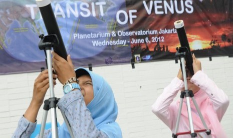  Sejumlah warga dan penggiat astronomi amatir mengamati fenomena alam transit planet Venus di Planetarium, Taman Ismail Marzuki, Jakarta, Rabu (6/6). (Aditya Pradana Putra/Republika)