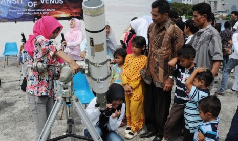  Sejumlah warga dan penggiat astronomi amatir mengamati fenomena alam transit planet Venus di Planetarium, Taman Ismail Marzuki, Jakarta, Rabu (6/6). (Aditya Pradana Putra/Republika)