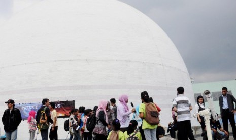  Sejumlah warga dan penggiat astronomi amatir mengamati fenomena alam transit planet Venus di Planetarium, Taman Ismail Marzuki, Jakarta, Rabu (6/6). (Aditya Pradana Putra/Republika)