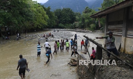 Sejumlah warga dan petugas mencari korban banjir bandang di reruntuhan bangunan di Kali Pos Tujuh, Sentani, Jayapura, Papua, Senin (18/3).