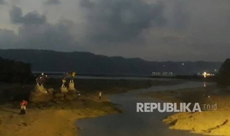 Sejumlah warga dan wisatawan mulai berdatangan ke Pantai Seger di Kawasan Mandalika, Lombok Tengah, NTB, pada Selasa (6/3) petang. Lautan manusia diperkirakan tumpah ruah di pantai ini menyambut Festival Bau Nyale 2018.