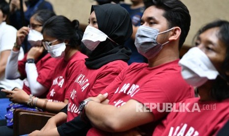 Sejumlah warga dengan masker mengikuti sidang perdana gugatan terkait polusi udara Jakarta di Pengadilan Negeri Jakarta Pusat, Jakarta, Kamis (1/8/2019). 