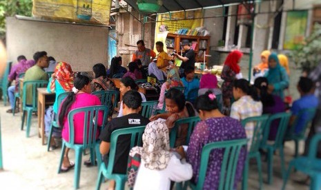    Sejumlah warga di beberapa desa di Kecamatan Gunem, Rembang mengikuti program kesetaraan di Lembaga Kursus dan Pelatihan (LKP) Siap Mandiri yang diinisiasi Semen Indonesia.