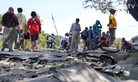 Sejumlah warga di kawasan terdampak gempa di Palu, Sulawesi Tengah