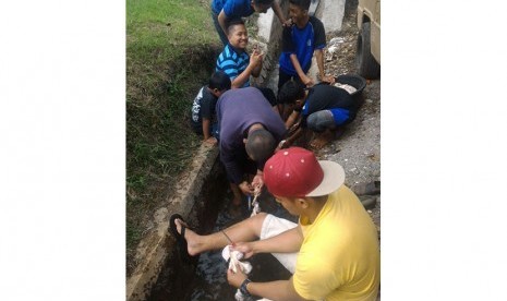 Sejumlah warga di Kota Malang memanfaatkan air yang mengalir di parit sawah untuk mencuci jeroan hewan kurban, Senin, 12 September 2016.