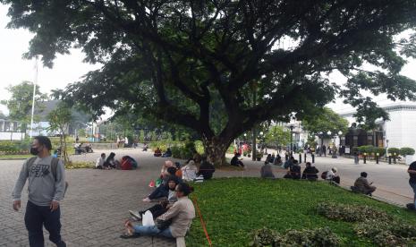 Sejumlah warga duduk di Alun-Alun Kota Bogor, Jawa Barat.