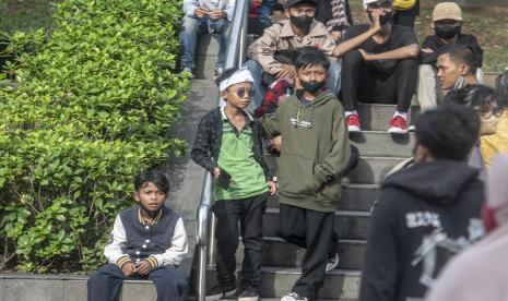 Sejumlah warga duduk-duduk dan berbincang di kawasan Taman Stasiun MRT Dukuh Atas, Jakarta, Kamis (14/7/2022). Pemprov DKI Jakarta akan melakukan penertiban bagi masyarakat yang duduk-duduk dan berkumpul di kawasan tersebut diatas pukul 22.00 WIB, sesuai ketentuan Pemberlakuan Pembatasan Kegiatan Masyarakat (PPKM) level 1. 