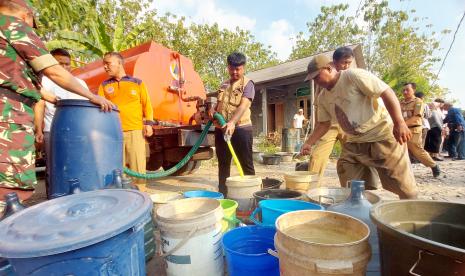    Sejumlah warga Dusun Kebontaman, Desa Kalikayen, Kecamatan Ungaran Timur, Kabupaten Semarang, mengakses bantuan air bersih dari mobil tangki air.