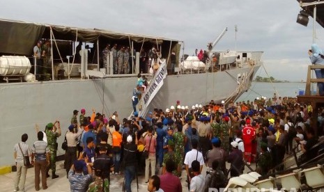 Sejumlah warga eks anggota Gafatar menuruni tangga KRI Gili Manuk beberapa saat setelah tiba di Pelabuhan Tanjung Emas Semarang, Senin (25/1). (Republika/Bowo Pribadi)