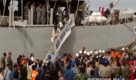 Sejumlah warga eks anggota Gafatar menuruni tangga KRI Gili Manuk beberapa saat setelah tiba di Pelabuhan Tanjung Emas Semarang, Senin (25/1). (Republika/Bowo Pribadi)