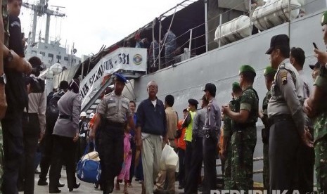 Sejumlah warga eks anggota Gafatar menuruni tangga KRI Gili Manuk beberapa saat setelah tiba di Pelabuhan Tanjung Emas Semarang, Senin (25/1). (Republika/Bowo Pribadi)