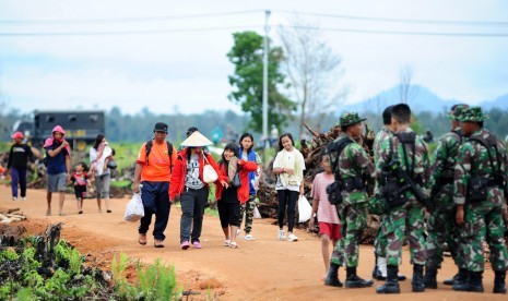 Sejumlah warga eks Gafatar berjalan membawa tas di pemukiman mereka di kawasan Monton Panjang, Dusun Pangsuma, Desa Antibar, Mempawah Timur, Kabupaten Mempawah, Kalbar, Selasa (19/1).