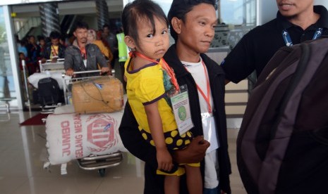 Sejumlah warga eks pengikut Gerakan Fajar Nusantara (Gafatar) yang dipulangkan dari Kalimantan tiba di Bandara Mutiara Sis Aljufri Palu, Sulawesi Tengah, Kamis (11/2).