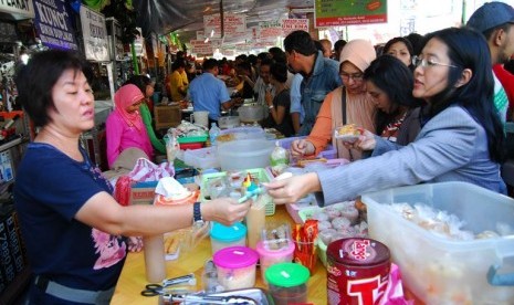 Sejumlah warga ibukota membeli aneka makanan dan minuman untuk berbuka puasa di Pasar Ramadhan Bendungan Hilir (Benhil), Jakarta, Selasa (2/8). Pasar Ramadan Benhil digelar khusus selama bulan puasa, pasar ini menjadi alternatif warga ibukota memenuhi anek