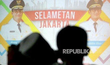 Sejumlah warga Jakarta mengikuti acara pesta rakyat pelantikan Gubernur dan Wakil Gubenrur DKI Jakarta Anies-Sandi di halaman Balaikota, Jakarta, Senin (16/10) malam. 