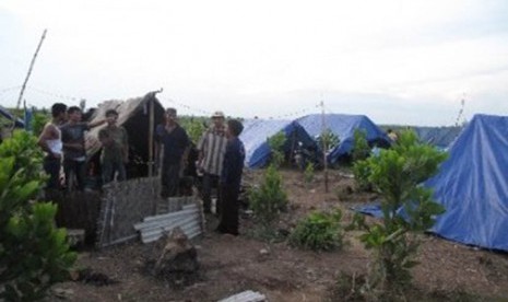 Sejumlah warga Kabupaten Mesuji, Lampung, Ahad (18/12), berada di depan perkemahan mereka yang didirikan di areal Hutan Register 45 yang masih menjadi sengketa antara warga dengan PT. Silva Inhutani.