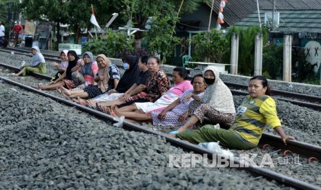 Seberapa Besar Pengaruh Suhu Terhadap Virus Corona?. Sejumlah warga Kampung Buaran berjemur di atas rel kereta api di Bekasi, Jawa Barat. Hal tersebut dilakukan warga untuk memperkuat imunitas tubuh.